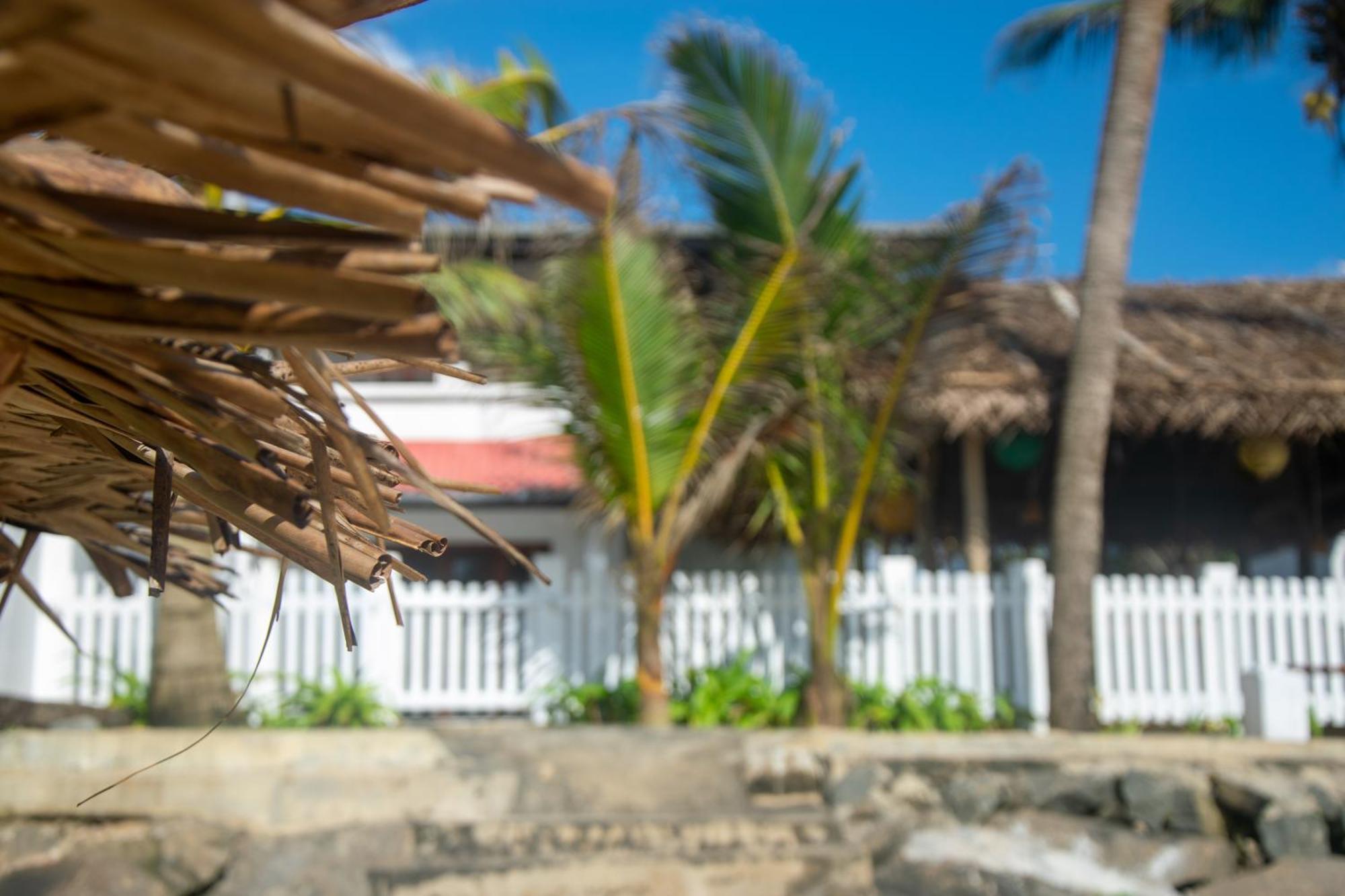 Sailors' Bay Bed and Breakfast Hikkaduwa Exteriör bild