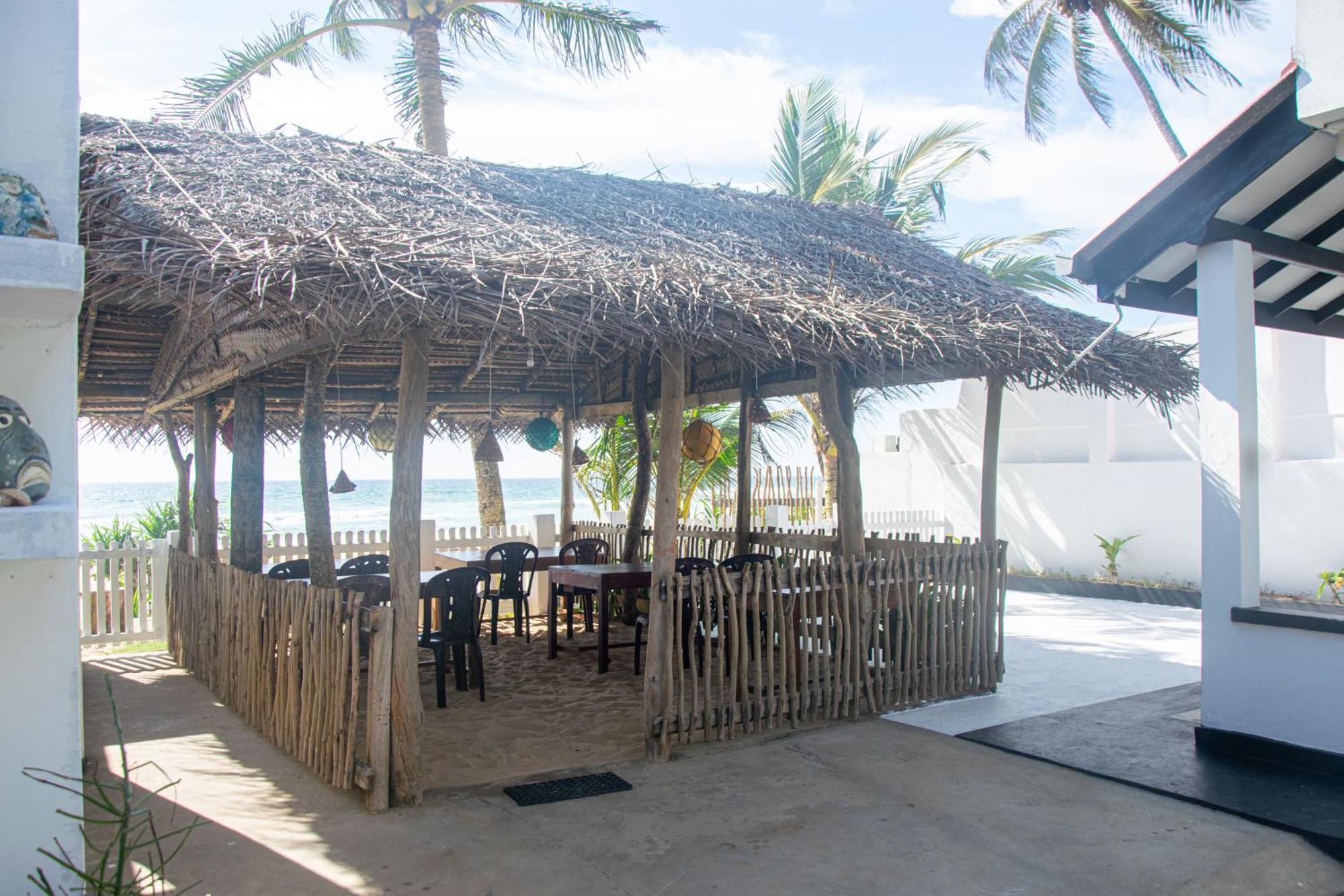 Sailors' Bay Bed and Breakfast Hikkaduwa Exteriör bild