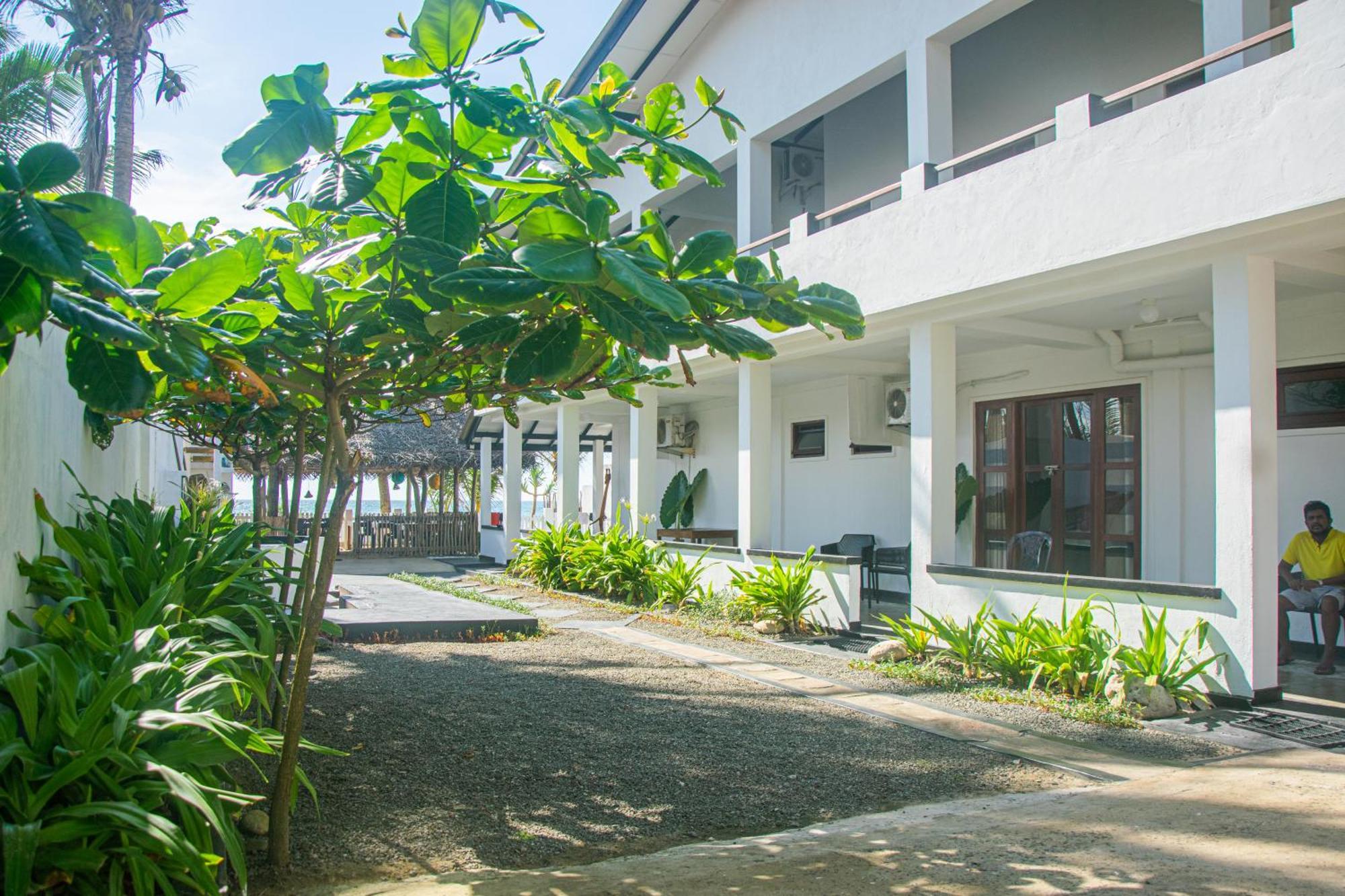 Sailors' Bay Bed and Breakfast Hikkaduwa Exteriör bild
