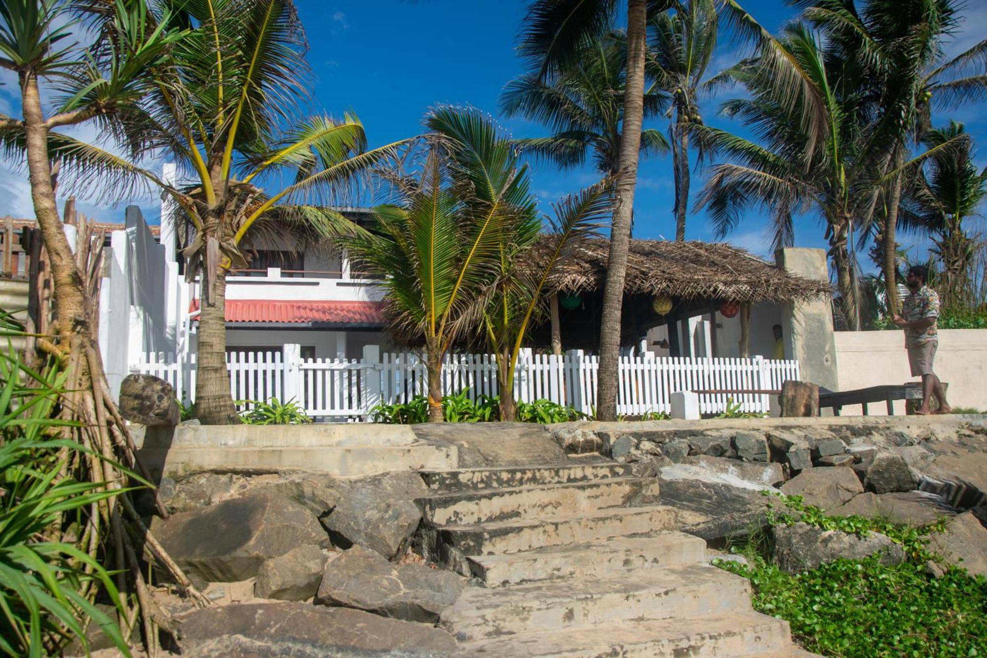 Sailors' Bay Bed and Breakfast Hikkaduwa Exteriör bild