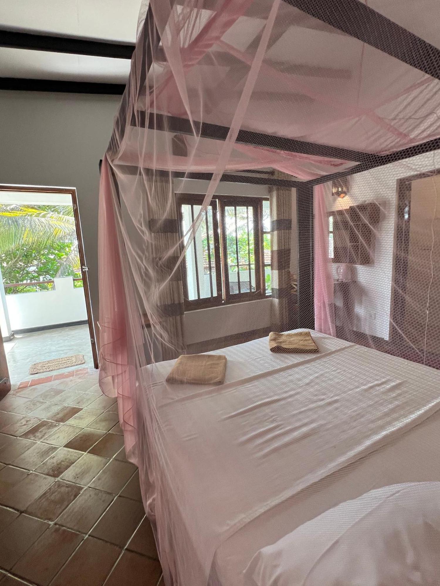 Sailors' Bay Bed and Breakfast Hikkaduwa Exteriör bild