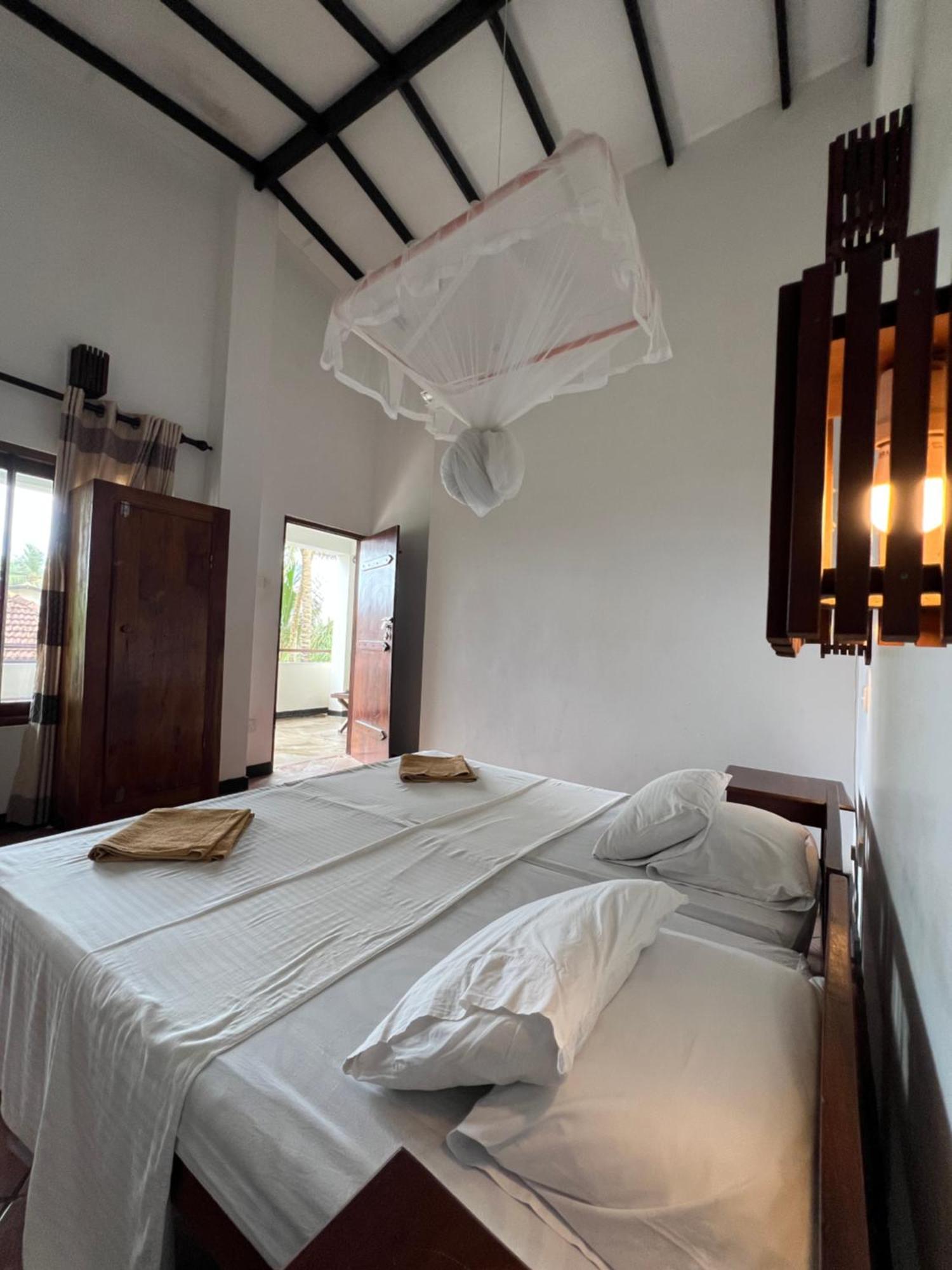 Sailors' Bay Bed and Breakfast Hikkaduwa Exteriör bild