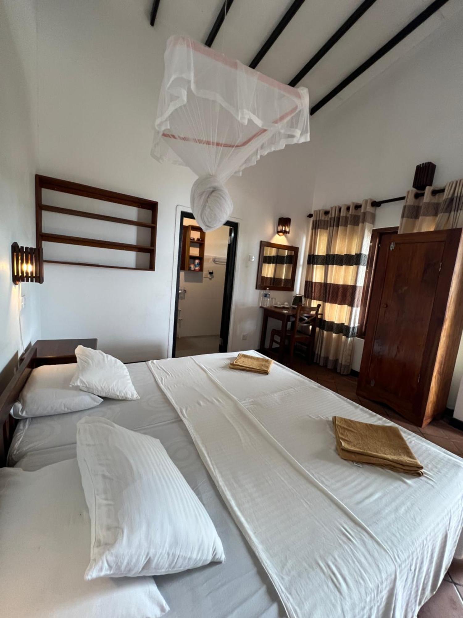 Sailors' Bay Bed and Breakfast Hikkaduwa Exteriör bild