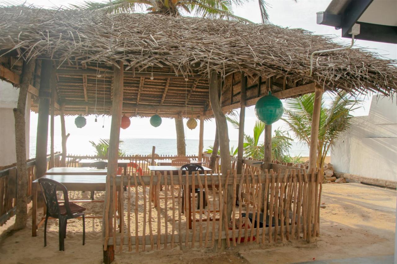 Sailors' Bay Bed and Breakfast Hikkaduwa Exteriör bild