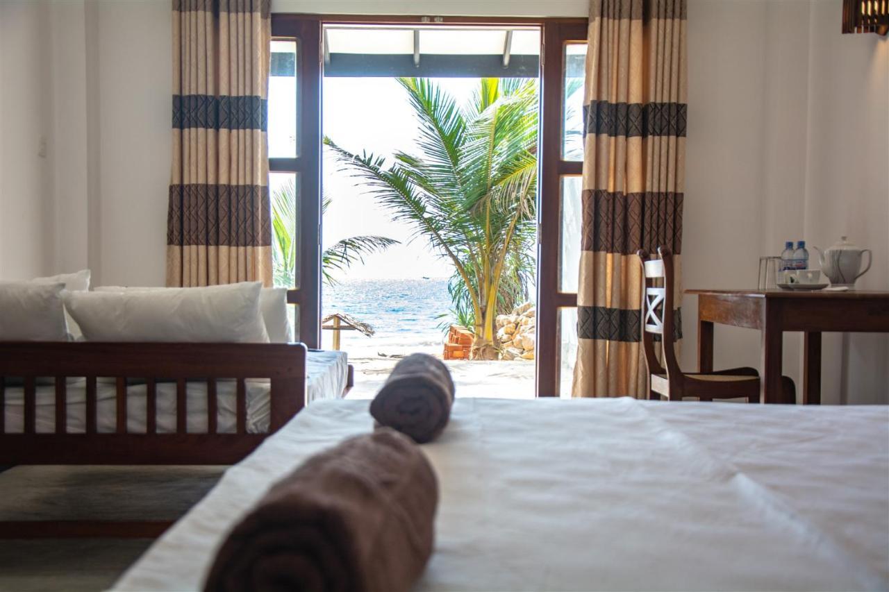 Sailors' Bay Bed and Breakfast Hikkaduwa Exteriör bild